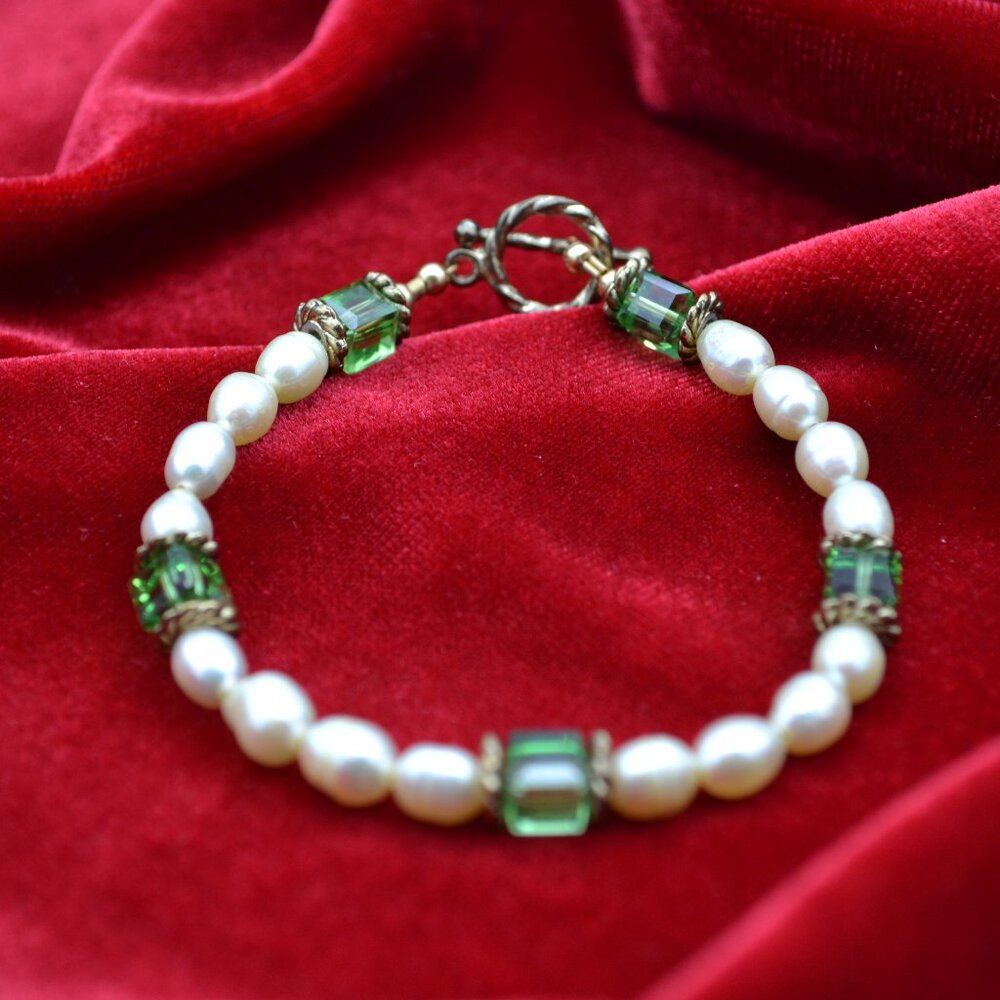 Vintage Green Freshwater Pearl Bracelet – Handmade Beaded Jewelry